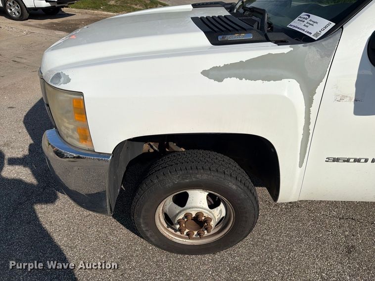 image for item FG3033 2010 Chevrolet Silverado 3500HD Crew Cab flatbed pickup truck