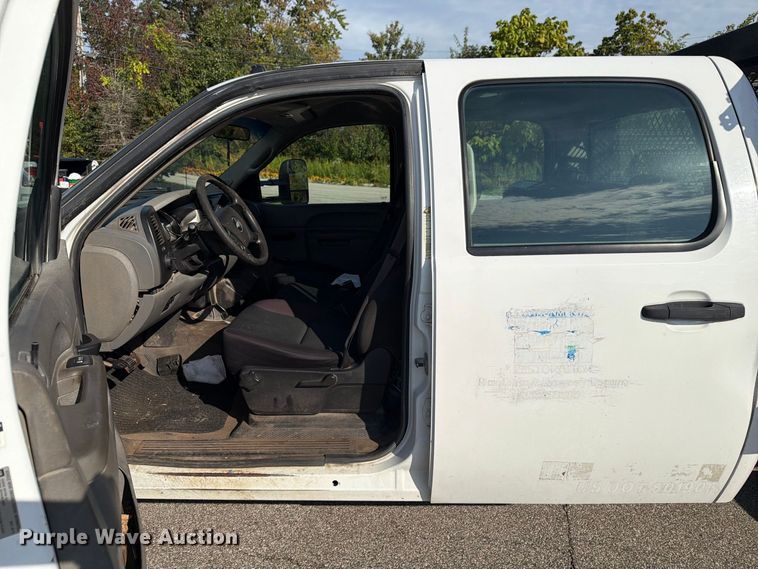 image for item FG3033 2010 Chevrolet Silverado 3500HD Crew Cab flatbed pickup truck