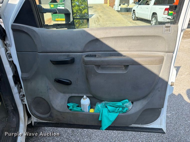 image for item FG3033 2010 Chevrolet Silverado 3500HD Crew Cab flatbed pickup truck