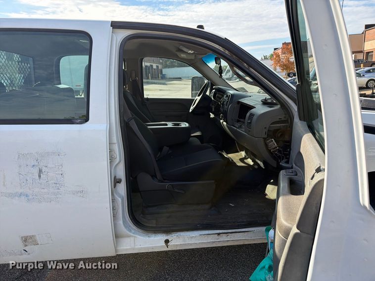 image for item FG3033 2010 Chevrolet Silverado 3500HD Crew Cab flatbed pickup truck