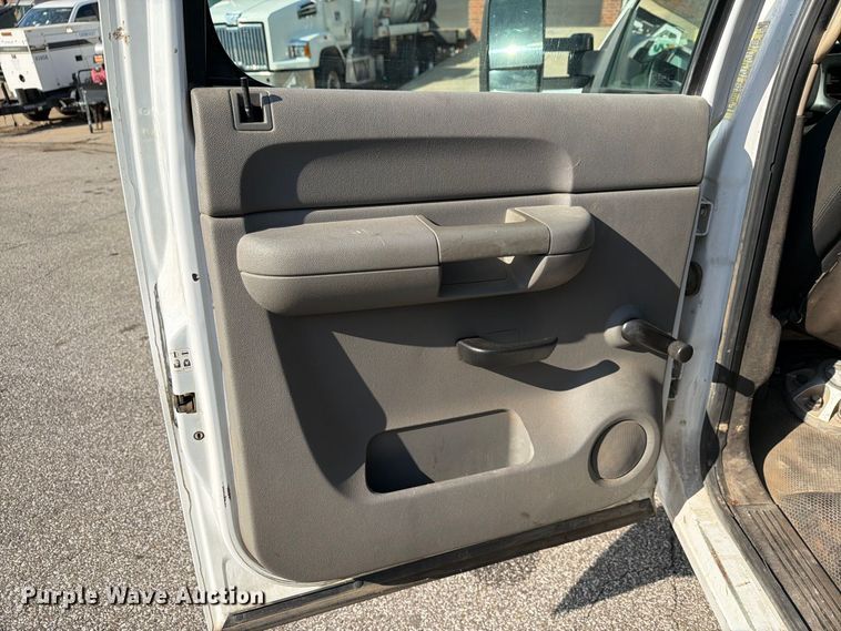 image for item FG3033 2010 Chevrolet Silverado 3500HD Crew Cab flatbed pickup truck