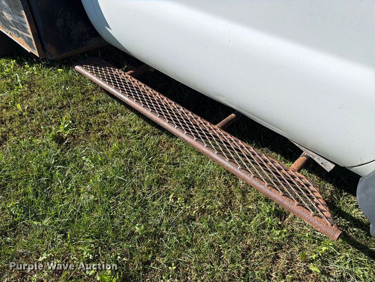 image for item FH6423 2015 Ford F550 flatbed truck
