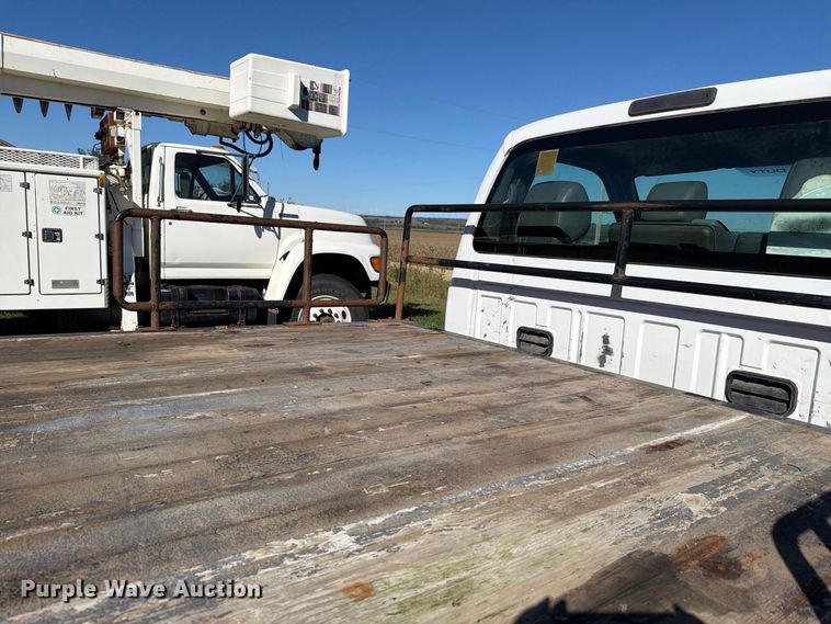 image for item FH6423 2015 Ford F550 flatbed truck