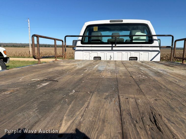 image for item FH6423 2015 Ford F550 flatbed truck
