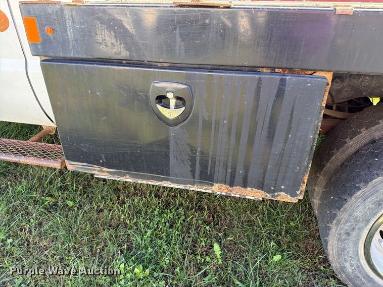 image for item FH6423 2015 Ford F550 flatbed truck