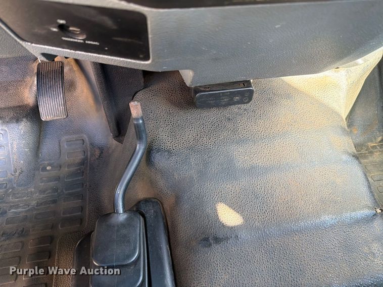 image for item FH6423 2015 Ford F550 flatbed truck