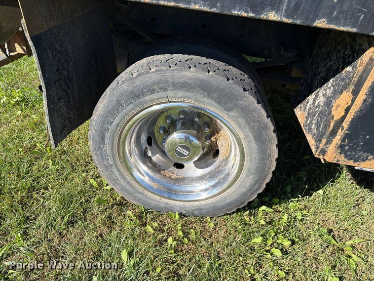 image for item FH6423 2015 Ford F550 flatbed truck