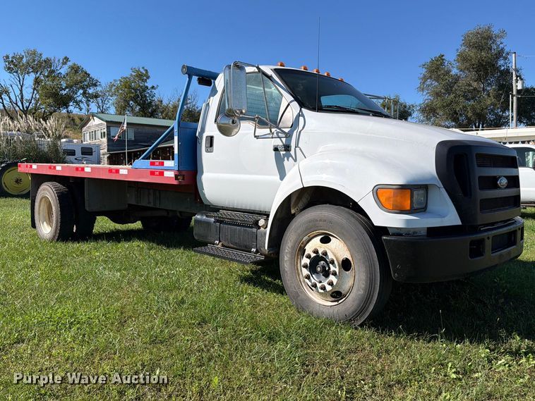 2004 Ford F650 Super Duty XL flatbed truck