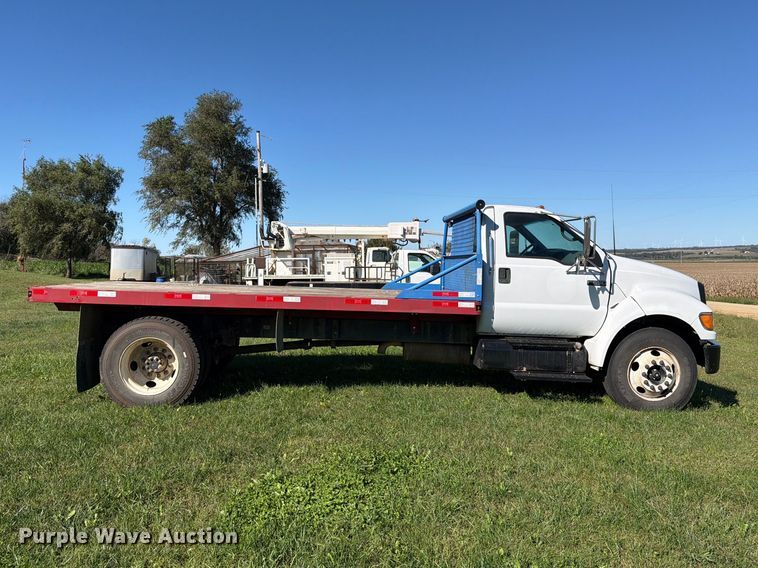 image for item FH6452 2004 Ford F650 Super Duty XL flatbed truck