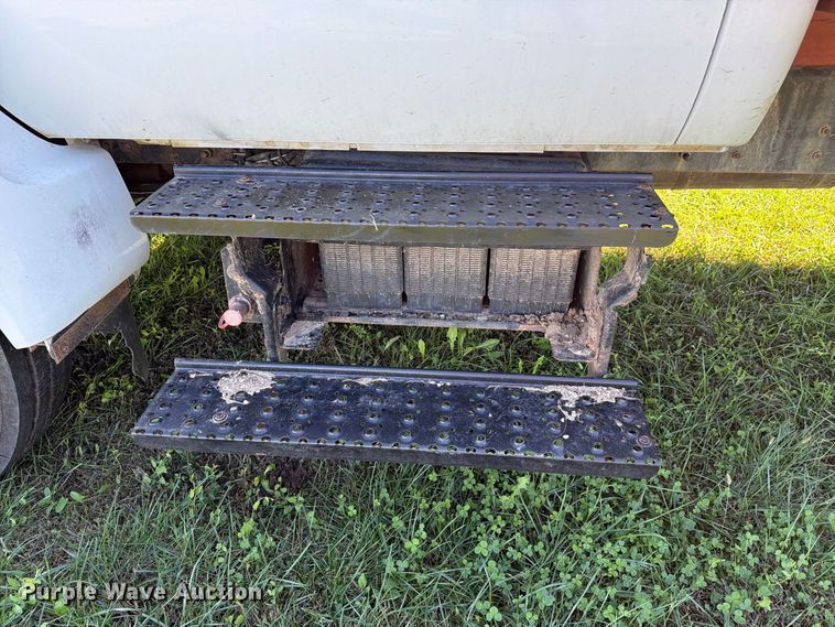 image for item FH6452 2004 Ford F650 Super Duty XL flatbed truck