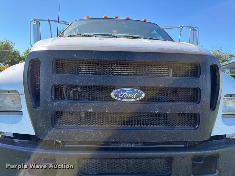 image for item FH6452 2004 Ford F650 Super Duty XL flatbed truck