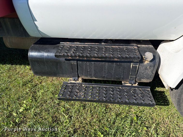 image for item FH6452 2004 Ford F650 Super Duty XL flatbed truck