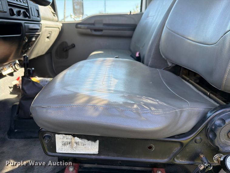 image for item FH6452 2004 Ford F650 Super Duty XL flatbed truck