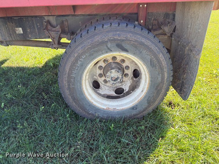 image for item FH6452 2004 Ford F650 Super Duty XL flatbed truck