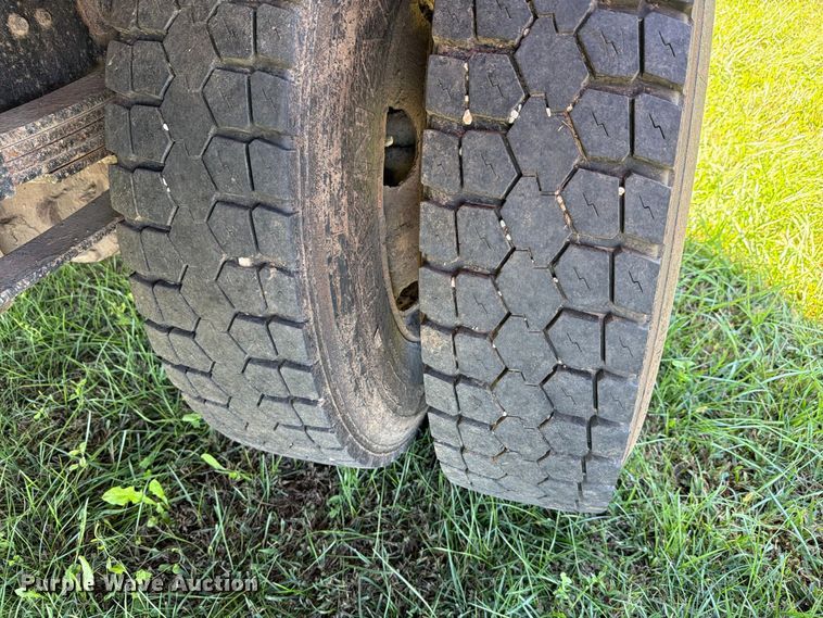 image for item FH6452 2004 Ford F650 Super Duty XL flatbed truck
