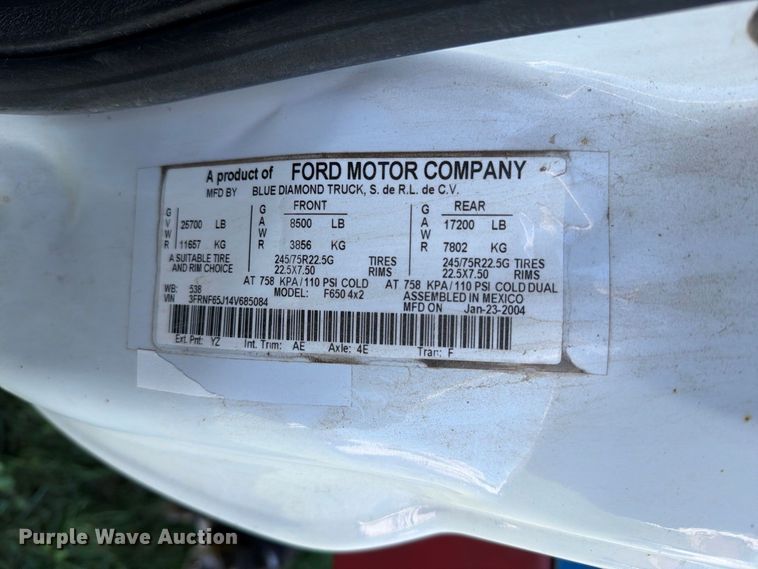 image for item FH6452 2004 Ford F650 Super Duty XL flatbed truck