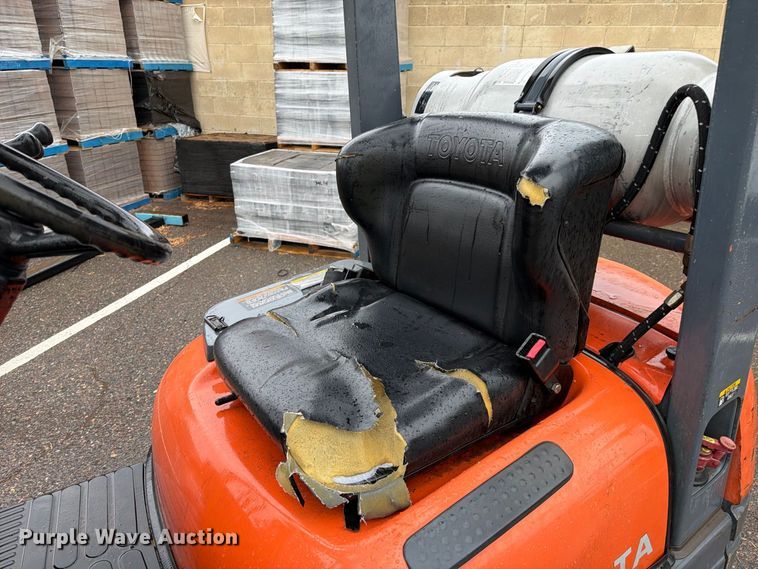 image for item FI2033 1999 Toyota 42-6FGU18 forklift
