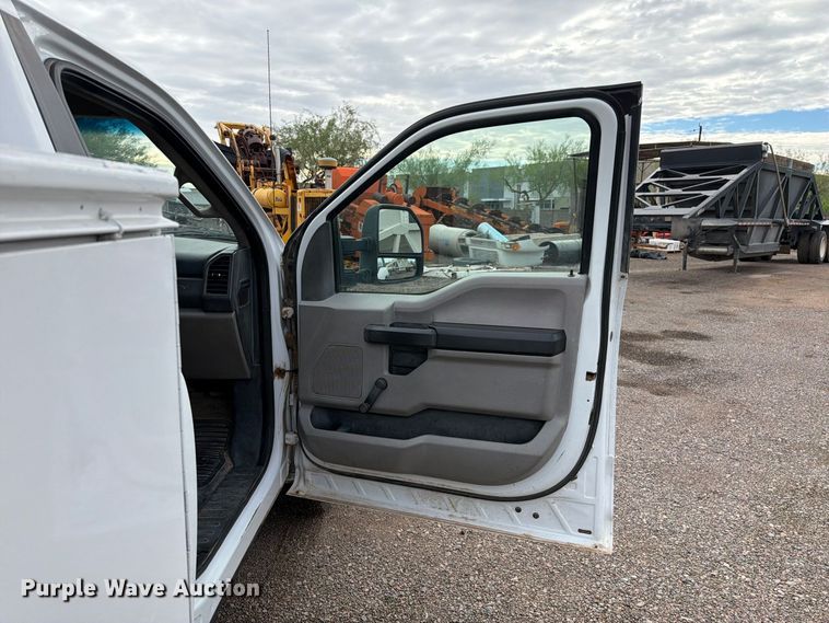 image for item FI2035 2017 Ford F350 Super Duty utility bed pickup truck