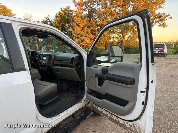 image for item FK3816 2020 Ford F350 Super Duty Crew Cab utility bed pickup truck