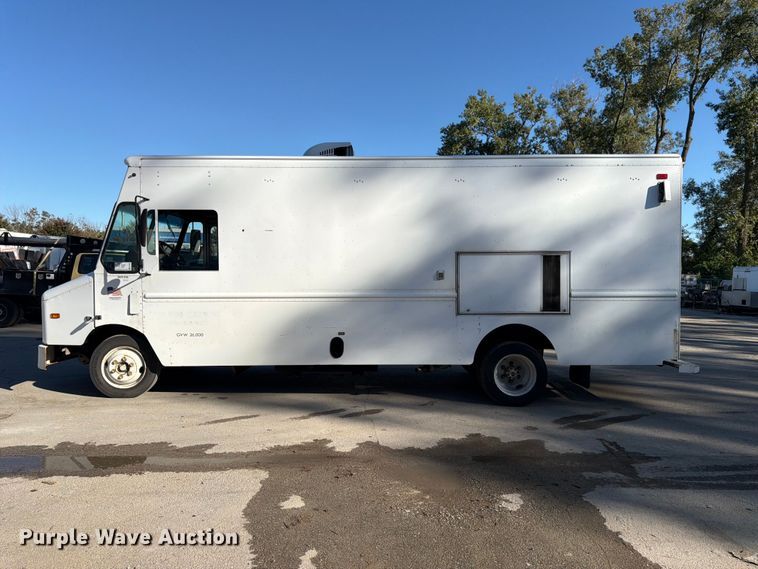 image for item FK3822 2008 Freightliner MT45 delivery truck
