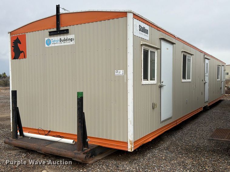 Skid mounted living quarters