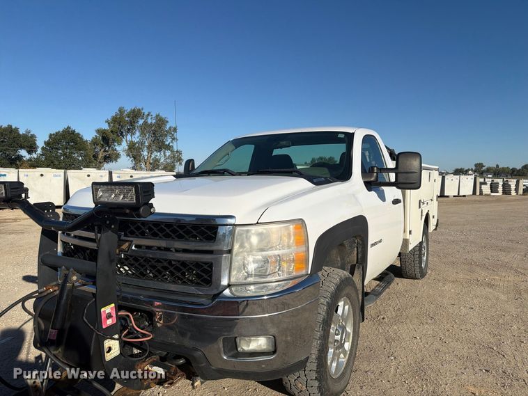 image for item FP3134 2011 Chevrolet Silverado 2500HD utility bed pickup truck