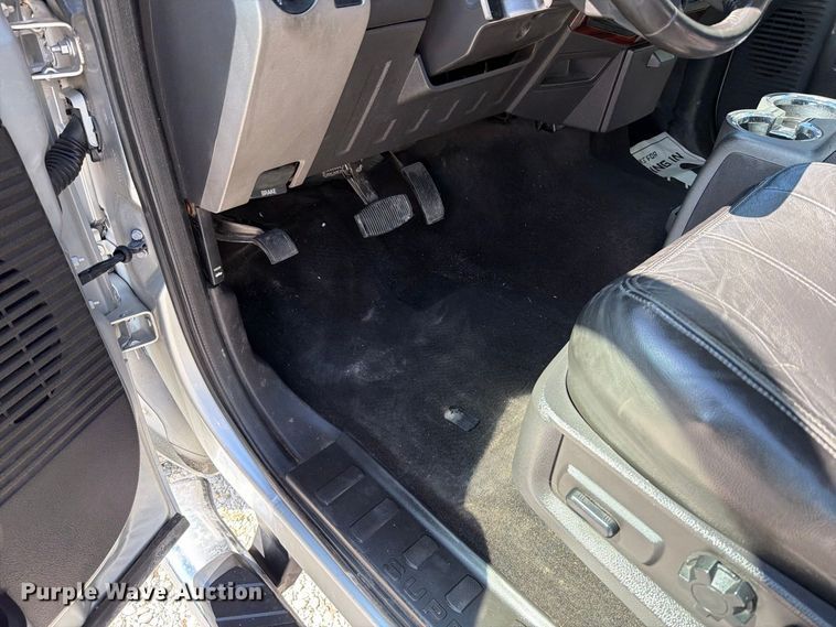 image for item FT6422 2010 Ford F350 Super Duty Crew Cab pickup truck