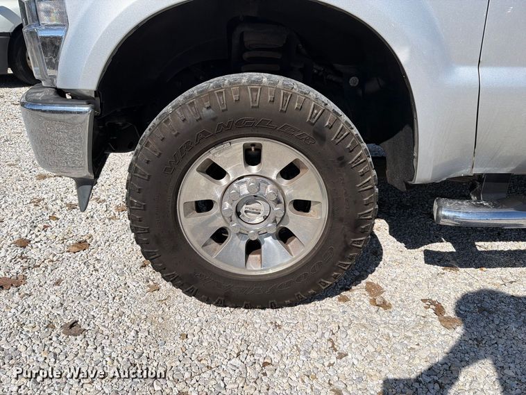 image for item FT6422 2010 Ford F350 Super Duty Crew Cab pickup truck