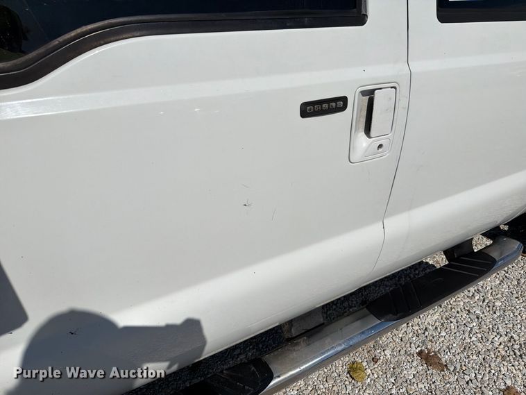 image for item FT6423 2010 Ford F250 Super Duty Crew Cab pickup truck