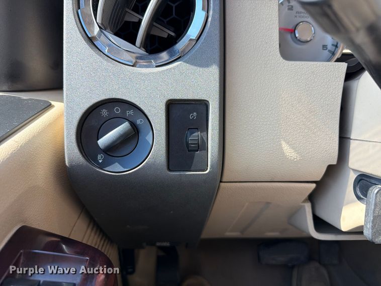 image for item FT6423 2010 Ford F250 Super Duty Crew Cab pickup truck