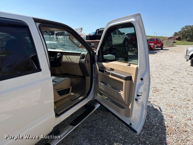 image for item FT6423 2010 Ford F250 Super Duty Crew Cab pickup truck