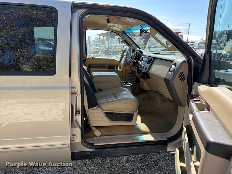 image for item FT6424 2008 Ford F350 Super Duty Crew Cab flatbed pickup truck