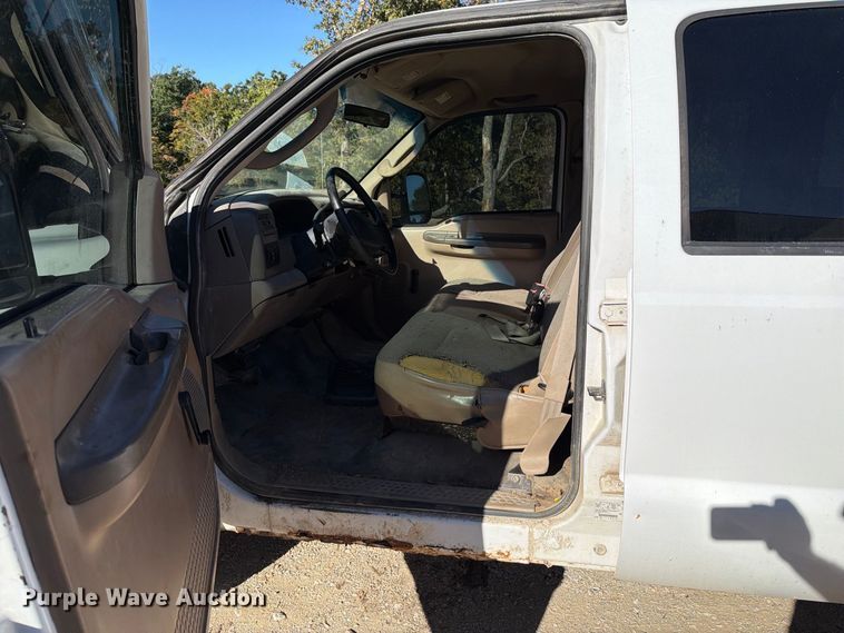 image for item FT6427 2004 Ford F250 Super Duty Crew Cab pickup truck