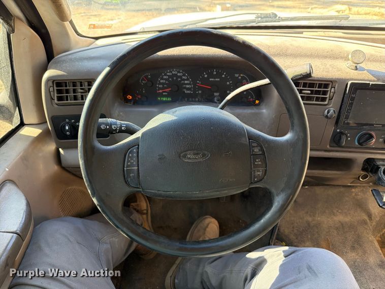 image for item FT6427 2004 Ford F250 Super Duty Crew Cab pickup truck