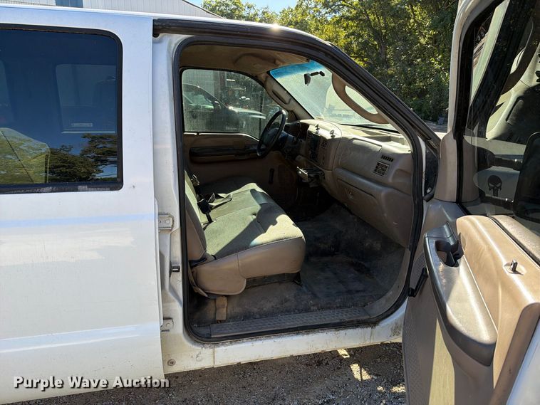 image for item FT6427 2004 Ford F250 Super Duty Crew Cab pickup truck