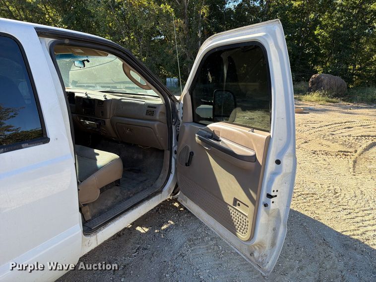 image for item FT6427 2004 Ford F250 Super Duty Crew Cab pickup truck