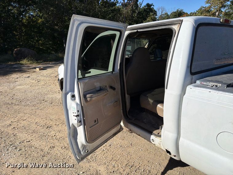 image for item FT6427 2004 Ford F250 Super Duty Crew Cab pickup truck