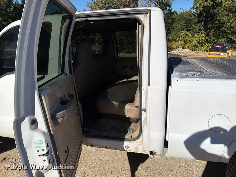 image for item FT6427 2004 Ford F250 Super Duty Crew Cab pickup truck
