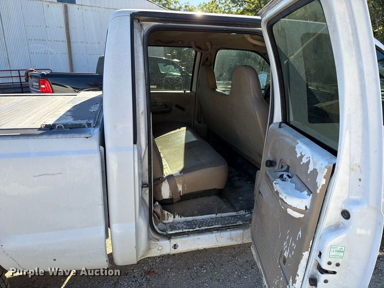 image for item FT6427 2004 Ford F250 Super Duty Crew Cab pickup truck