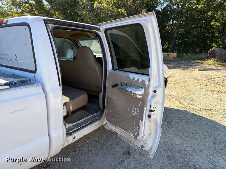 image for item FT6427 2004 Ford F250 Super Duty Crew Cab pickup truck