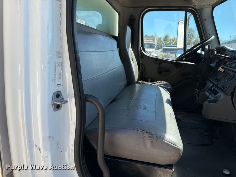 image for item FT6435 2009 Freightliner Business Class M2 box truck