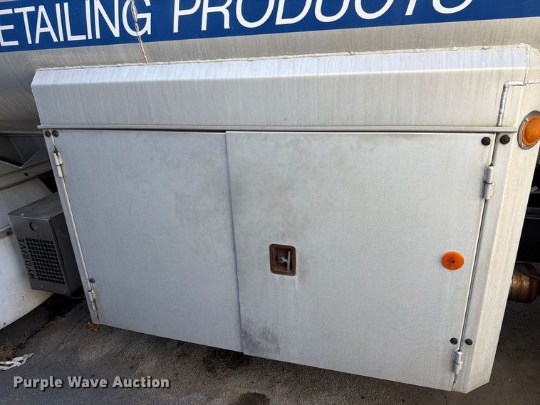 image for item FT6460 2015 International 4400SBA fuel truck