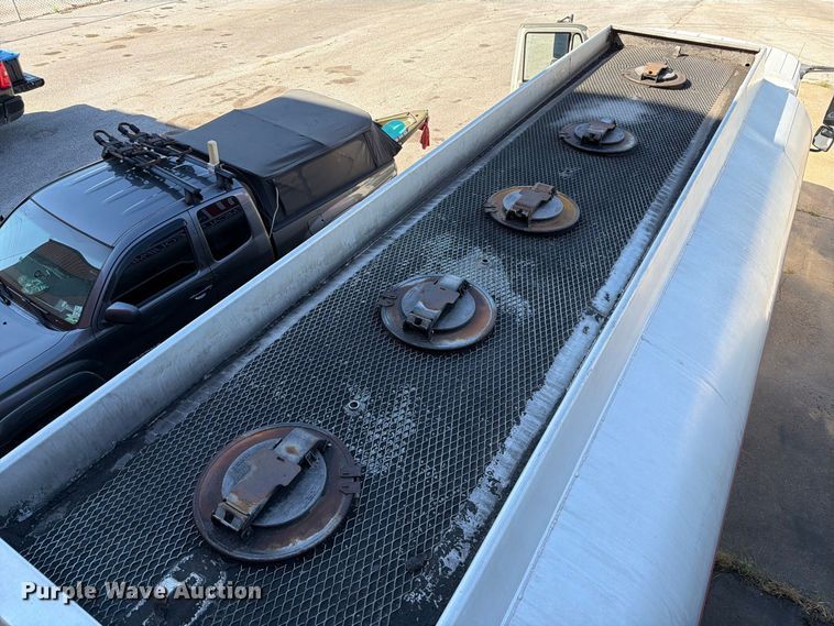 image for item FT6460 2015 International 4400SBA fuel truck