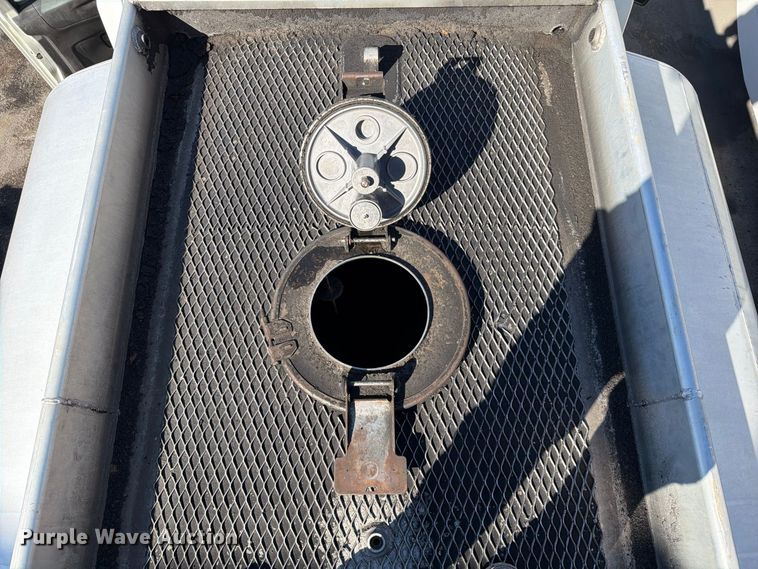 image for item FT6460 2015 International 4400SBA fuel truck