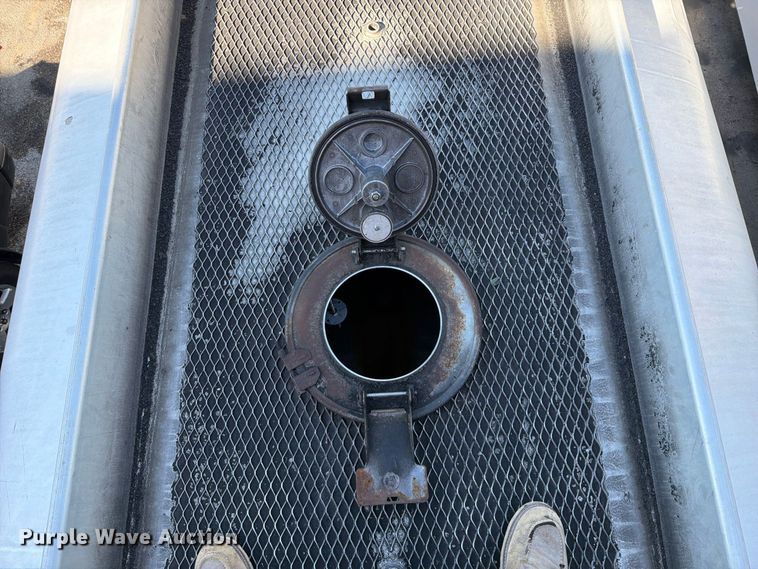 image for item FT6460 2015 International 4400SBA fuel truck