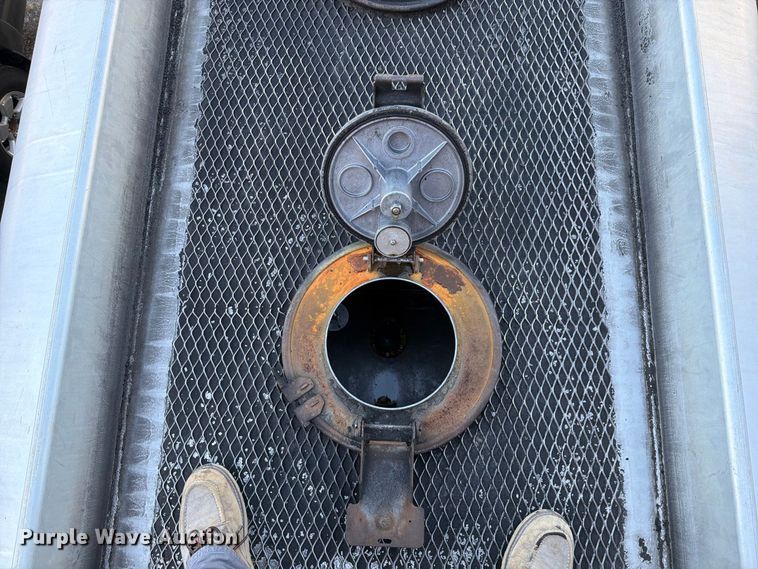image for item FT6460 2015 International 4400SBA fuel truck