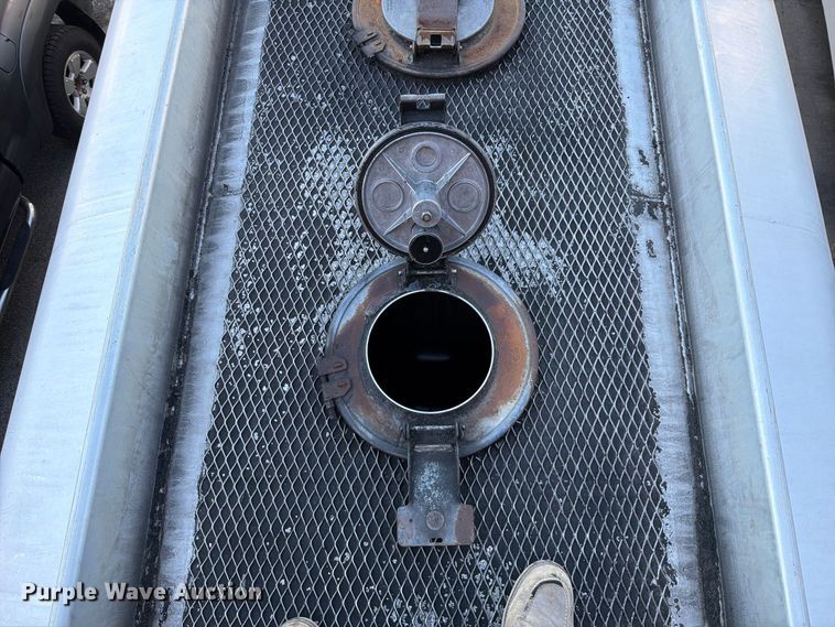 image for item FT6460 2015 International 4400SBA fuel truck