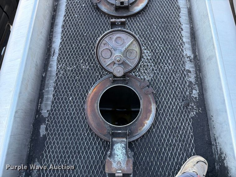 image for item FT6460 2015 International 4400SBA fuel truck