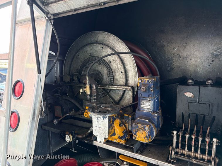 image for item FT6460 2015 International 4400SBA fuel truck