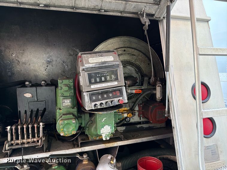 image for item FT6460 2015 International 4400SBA fuel truck